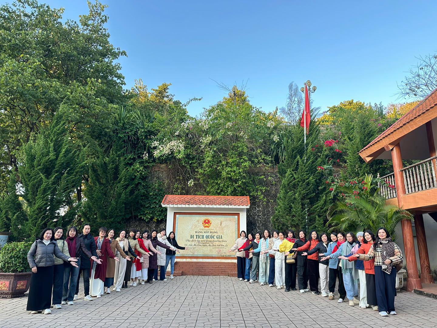 HÀNH TRÌNH TRẢI NGHIỆM Ý NGHĨA CỦA CÁN BỘ, GIÁO VIÊN TRƯỜNG THCS TRẦN ĐĂNG NINH TẠI KHU DI TÍCH LỊCH SỬ QUỐC GIA TRUNG ĐOÀN 52 TÂY TIẾN – MỘC CHÂU, SƠN LA